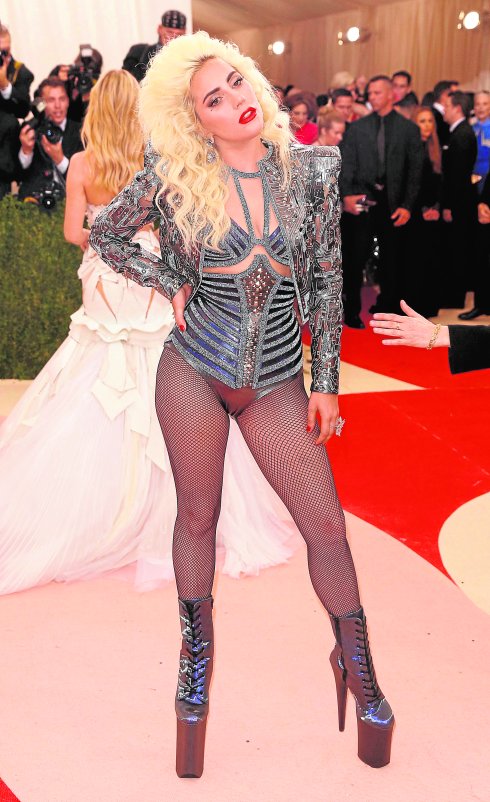 Lady Gaga, en top y medias. 