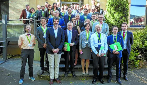 Foto de familia del congreso, con el alcalde Eneko Goia, en el Colegio de Médicos. 