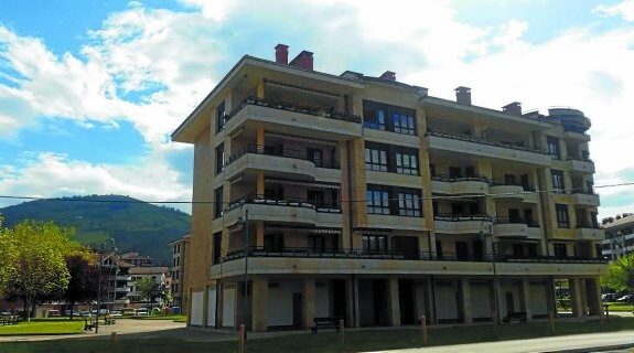 Los balcones de la izquierda, portal 18, como los bajo cubierta de ambos bloques son los afectados. 