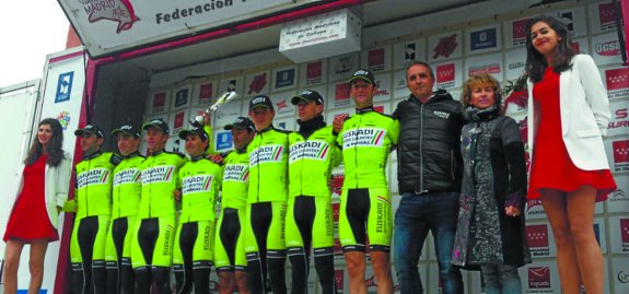 Aitor González, Aritz Bagües, Gari Bravo, Mikel Bizkarra, Adrián González, Alex Aranburu, Pello Olaberria, Beñat Txoperena y Jon Odriozola (director), en el podio final de la Vuelta a Madrid como triunfadores de la general por equipos. 