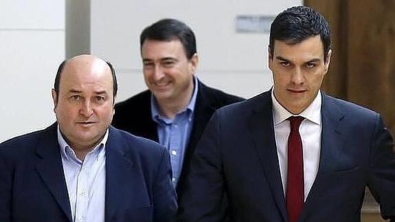 Reunión hace tres meses entre los líderes del PNV y el PSOE. / EFE