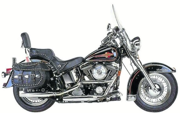 La moto es un modeloHarley Davidson HeritageSoftail Classic de 1989. 