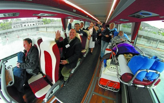 Enfermos y voluntarios viajan a Lourdes en autobús desde Cocheras, en San Sebastián.