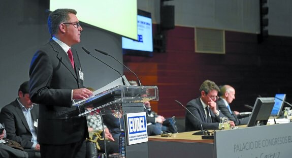 El presidente de Eudel, Imanol Landa, interviene en la última asamblea general que la asociación celebró el 15 de abril en Vitoria.