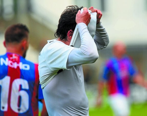 Los jugadores del Real Unión salieron desolados del campo tras perder contra el Leioa en Gal. 