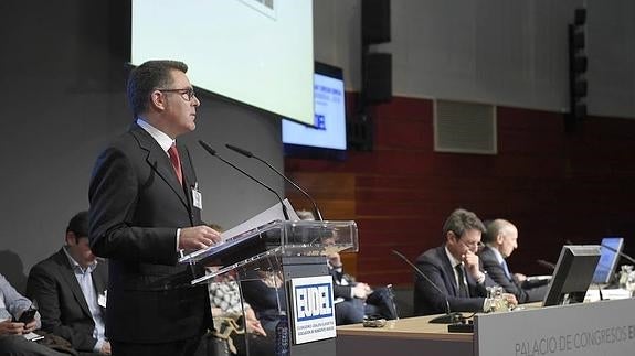 El presidente de Eudel, Imanol Landa, interviene en la última asamblea general que la asociación celebró el 15 de abril en Vitoria. 