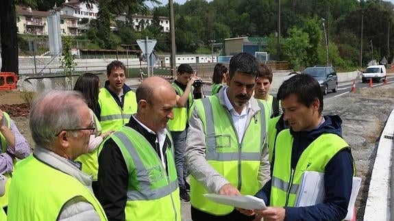 El alcalde de San Sebastián, Eneko Goia, durante su visita a las obras de la primera fase de boulevarización de Añorga