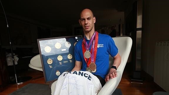 Oribe posa con las medallas más importantes que ha conseguido a lo largo de su carrera deportiva.