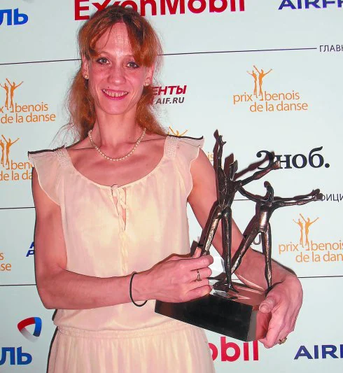 Alicia Amatriain muestra el trofeo que le acredita como ganadora del premio Benois de la Danse.