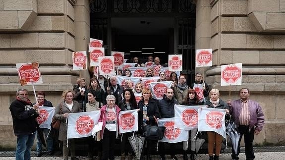 La concentración se ha celebrado  delante de la sede de la Audiencia en San Sebastián.