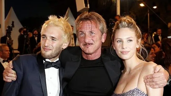 El actor Sean Penn junto a sus hijos tras la presentación de la cinta 'The Last Face'.