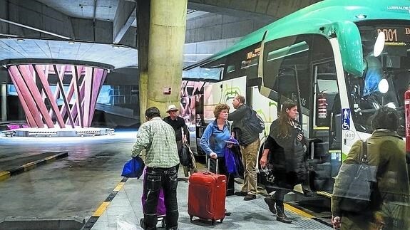 La nueva estación de autobuses, una estampa soñada durante décadas, es hoy una realidad cotidiana. 