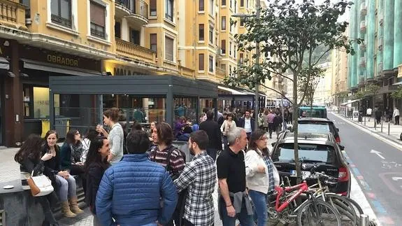 : Cientos de jóvenes llenan las terrazas de la calle Zabaleta los jueves de pintxopote 