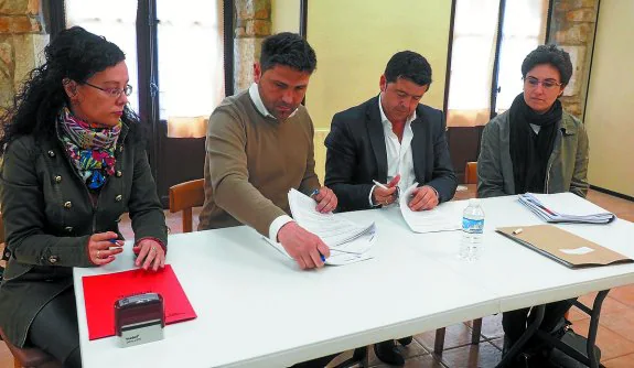 Firma del contrato. Lucía Ocáriz, Mikel Serrano, Aitor Uria y Susana Azkoitia.