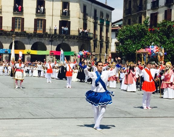 Los dantzaris de Oñatz, con Iñigo Murgiondo de capitán, afrontan tres maratonianas jornadas.