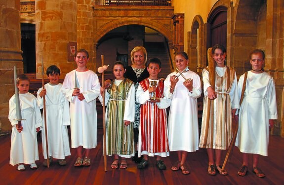 Parte de los niños que representarán a los apóstoles, ayer, con la autora de los trajes.