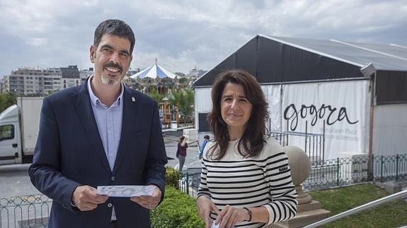 Eneko Goia y Aintzane Ezenarro, en la presentación de la exposición itinerante.