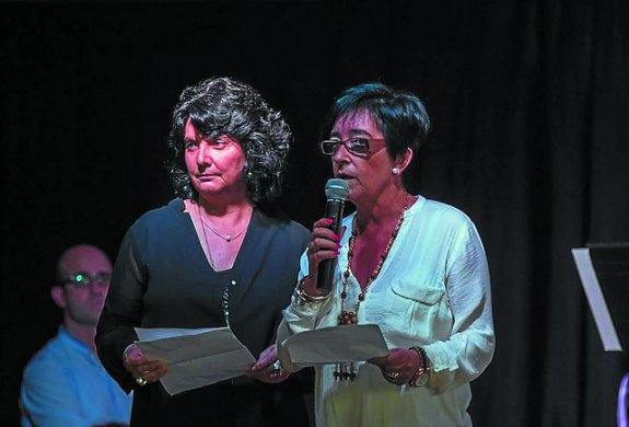 Los protagonistas de la gala, por sus respectivos aniversarios. A la derecha, los tres actores que ejercieron de presentadores del acto. Abajo, Miriam Cano e Izaskun Gómez.
