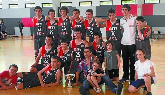 El infantil de basket del Arri-BKL, tras ganar en Bilbao. 