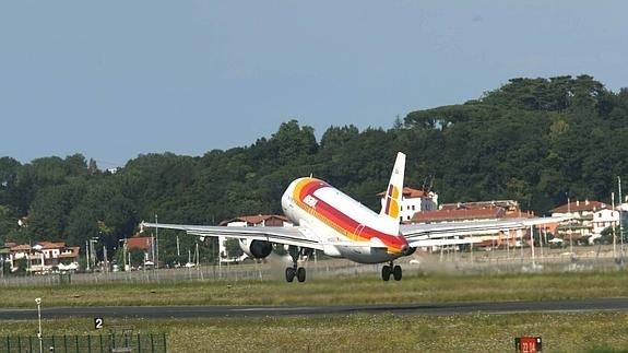 Un vuelo despega de Hondarribia.