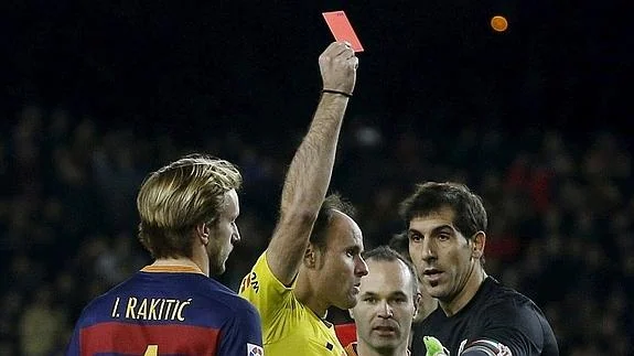 Mateu Lahoz muestra una tarjeta roja a Gorka Iraizoz. 