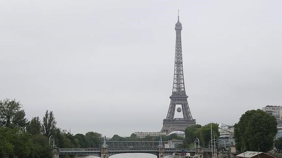 Una vistra de París con el Sena casi a desbordar. 