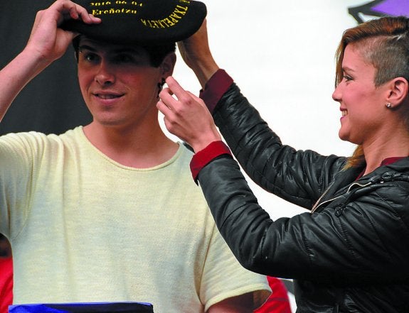 Txeber Altuberi Alaia Martinek jantzi zion txapela. 