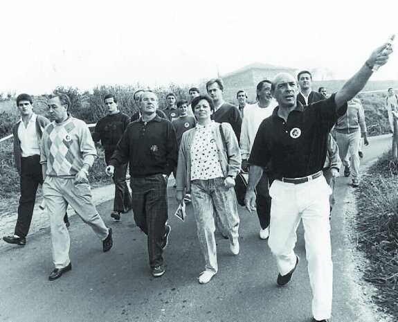 1989. Galdos (alcalde), Ardanza (lehendakari), Murua (diputado general) e Idoiaga (Txantxiku) en el recorrido inaugural. 