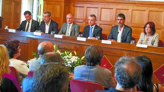 Pardo, Olano, Goirizelaia, Urkullu, Goia, Uriarte y Agoués inauguraron los cursos en el Palacio Miramar de San Sebastián. 