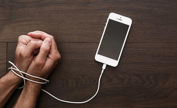 El 77% de los usuarios de teléfono inteligente padece nomofobia, miedo a quedarse desconectado.