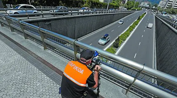 Un agente de movilidad controla el tráfico con el radar móvil en la avenida de Tolosa. 