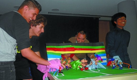 Alumnos de DBH2 de Hirukide y 7 miembros de la Fundación Goienetxe de Ibarra han colaborado en el festival de títeres. 