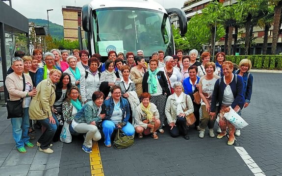 Las chicas de Asmube posan para la foto de familia. 