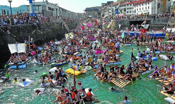 El descontrol es la característica de la fiesta del Abordaje Pirata en el Muelle.