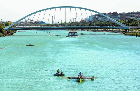 Las traineras surcan el Guadalquivir ayer, con el puente de la Barqueta al fondo. 