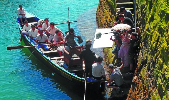 La película se rodaba ayer en el puerto donostiarra, con una trainera ambientada al estilo de principios del siglo XX.