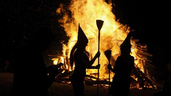Dos mujeres vestidas de brujas participando en uno de los ritos más extendidos