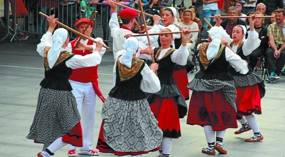 Erkerz EDT ofreció un bonito repertorio de bailes. 