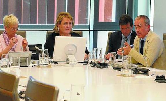 El director general de Bidegi, Alfredo Etxeberria, da explicaciones ayer en Juntas sobre el nuevo peaje en la N-1.