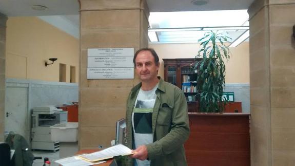 Eskaera Joxemari Izeta elkarteko presidenteak aurkeztu du. 