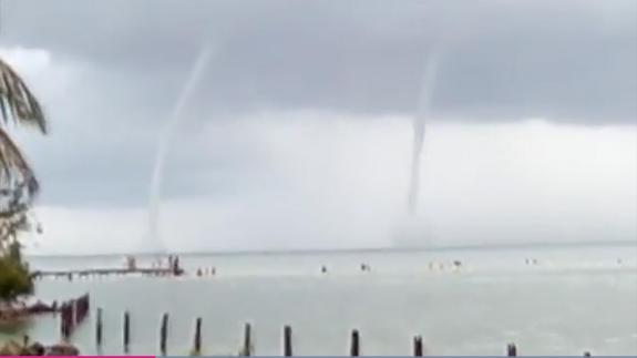 Dos de los tornados grabados por un videoaficionado.