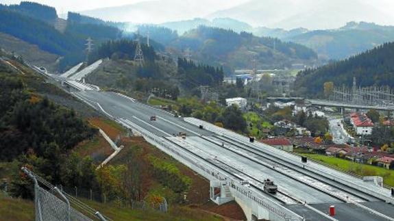 Obras de la 'Y' vasca de alta velocidad en Ezkio-Itsaso, donde irá ubicada una pequeña estación para viajeros.