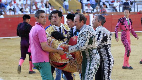 El torero es llevado a la enfermería de la plaza de Teruel.