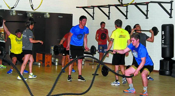 Practicantes de crossfit en el polideportivo debarra. 