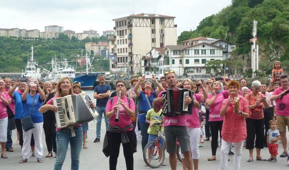 Los músicos sanjuandarras acompañaron a los remeros en el recibimiento.