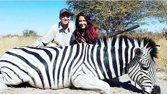 Jaycee Carroll, junto con su esposa Baylee, tras cazar una cebra. 