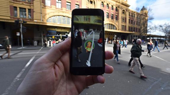 Un usuario jugando a Pokemon GO en Melbourne, Australia. 