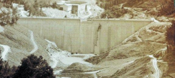 Obra espectacular. La presa de Arriaran en plenas obras con el gran muro ya levantado, en 1993, pero sin agua. 