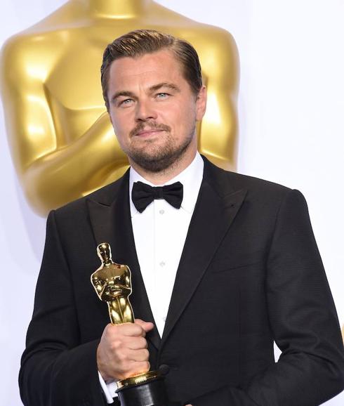 Leonardo DiCaprio con su premio a mejor actor. 
