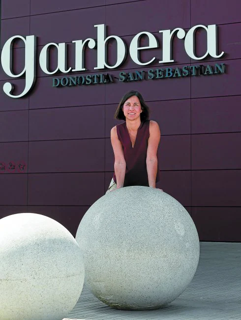 Nuria Vegas, directora de Garbera, en la entrada del centro comercial.